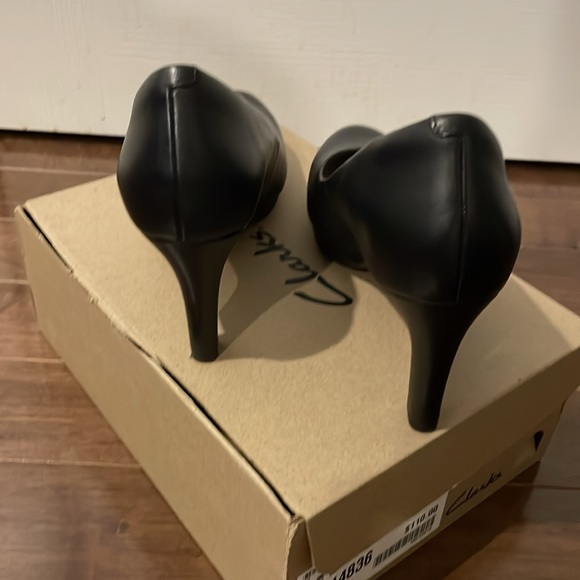🌸Sold🌸.      Clarks Stylish and trendy classic Black leather pump - Picture 9 of 10